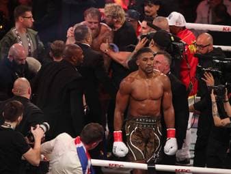 Der englische Schwergewichtsboxer Anthony Joshua ist in einen Autounfall in Nigeria verwickelt worden, bei dem zwei Menschen ums Leben gekommen sind. Die Todesopfer waren Freunde des Engländers.