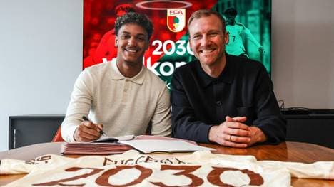 Neuzugang Sakar mit Sportchef Weber