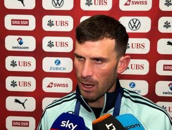 Nico Schlotterbeck erlebt im Testspiel gegen die Schweiz einen schwarzen Tag, doch sein ehemaliger Teamkollege Pascal Groß nimmt ihn in Schutz. Groß betont die Stärken des Defensivmanns und hebt seine Qualitäten trotz des schwierigen Spiels hervor.