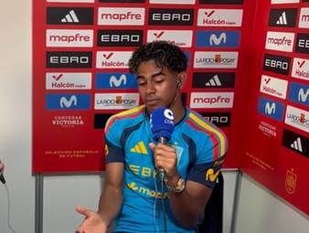 Lamine Yamal erzählt eine Anekdote von einem Gespräch mit Hansi Flick und berichtet in dem Zusammenhang, dass es ihn nicht stört, ausgepfiffen zu werden. Dabei zieht der Spanien-Star auch Vergleiche zu Cristiano Ronaldo, Lionel Messi und Neymar.