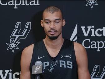 NBA-Superstar Victor Wembanyama der San Antonio Spurs äußerte sich zur aktuellen politischen Lage in den USA.