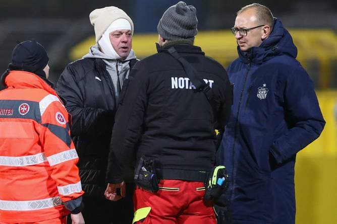 Busfahrer bei Becherwurf verletzt