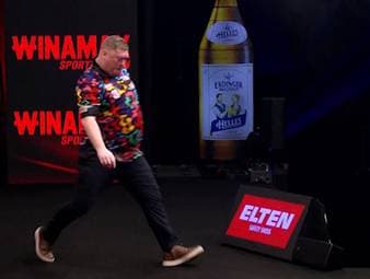 Ricky Evans macht einmal mehr mit seinem Walk-On auf sich aufmerksam. Der Engländer setzt in Göttingen zum Freistoß an.