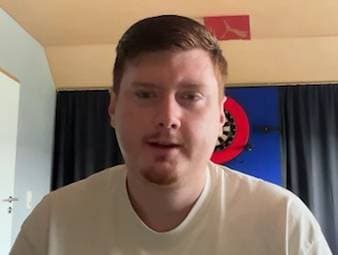 Niko Springer leistete sich beim Grand Slam of Darts ein kleines Scharmützel mit dem Publikum bei der Partie gegen Beau Greaves. Jetzt reagiert der "Meenzer Bub" darauf. 