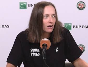 Während im Frauen-Tennis viele Spielerinnen Titel holen, sieht Iga Świątek bei den Männern klare Favoriten. Sinner dominiert, Alcaraz fehlt – das wirke derzeit etwas vorhersehbar.
