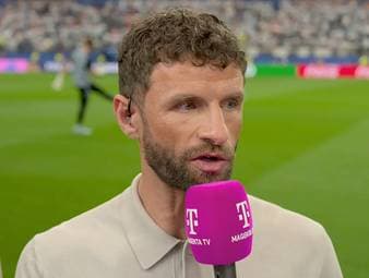 Thomas Müller äußert sich dazu, dass Ralf Rangnick fast Bayern-Trainer geworden wäre. Er spricht über dessen Spielidee, die Erwartungen in München und warum Rangnick aktuell ausgeglichener und angekommen wirkt.