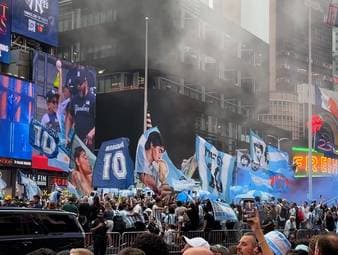 Vor dem anstehenden WM-Finale in New York sorgen die Argentinier für unfassbare Bilder. SPORT1-Reporter Manfred Sedlbauer liefert vom Times Square hautnah die Eindrücke. 