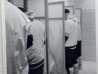 Han-Noah Massengo eröffnet mit einer Vernissage seine eigene Fotogalerie. Der Profi des FC Augsburg ist ein bekennender Hobbyfotograf - und gewährt exklusive Einblicke in das Leben eines Bundesligaspielers. 