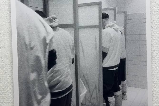 Bundesliga-Profi fotografiert Mitspieler beim Pinkeln