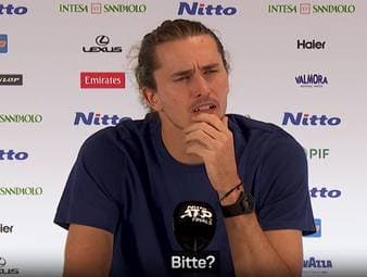 Nach seinem Aus bei den ATP Finals wird Alexander Zverev mit der Kritik von Boris Becker konfrontiert. Der Olympiasieger reagiert sichtlich genervt auf die Aussagen der deutschen Tennis-Legende.