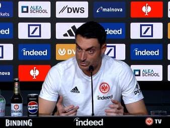 Albert Riera muss gegen den FC Bayern München auf viel Personal verzichten. Ein Umstand, der den Spanier offensichtlich zu einer höheren Macht leitet.