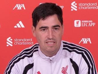 Liverpool-Coach Andoni Iraola gibt ein Update zum Langzeitverletzten Hugo Ekitiké. Für ihn besteht die Hoffnung, dass der französische Stürmer im Frühjahr in den letzten Spielen der CL-Ligaphase wieder helfen kann.