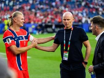 Norwegens Trainer Ståle Solbakken reagierte vor dem WM-Spiel gegen Senegal auf den Journalisten Simon Bank. Dieser meinte, Haaland werde gesellschaftlich nie so groß wie Zlatan Ibrahimović.