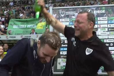 Bierdusche für Reporter -  Aufstiegstrainer außer Rand und Band!