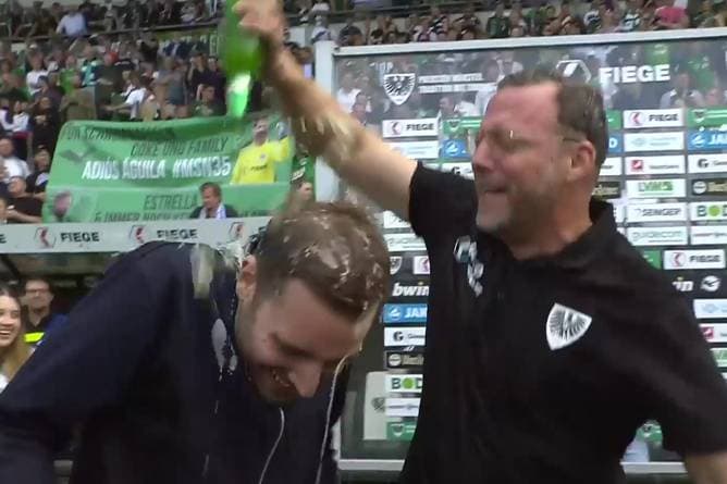 Bierdusche für Reporter -  Aufstiegstrainer außer Rand und Band!
