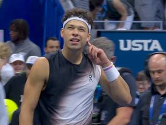 Ben Shelton lässt Stefanos Tsitsipas im Achtelfinale der US Open keine Chance. Gegen den Griechen gewinnt der US-Amerikaner klar in drei Sätzen und trifft nun im Viertelfinale auf Carlos Alcaraz. 