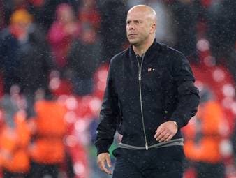 Ruud Gullit verteidigt Arne Slot deutlich und nennt eine mögliche Entlassung „absurd“. Nach dem Titelgewinn im Vorjahr und schwierigen Umständen müsse man ihm weiter vertrauen.