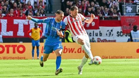 Ibrahimovic (l.) im Duell mit Günter