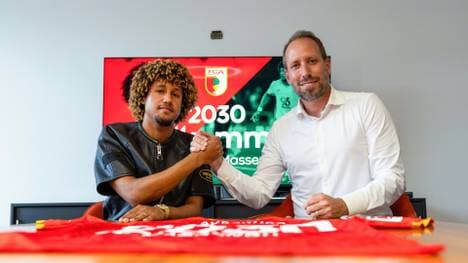 Han-Noah Massengo mit FCA-Geschäftsführer Michael Ströll