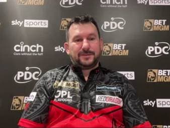 Jonny Clayton spricht nach seinem zweiten Tagessieg bei der Premier League of Darts über seine Schmerzen und warum Göttingen am Wochenende in Gefahr ist.