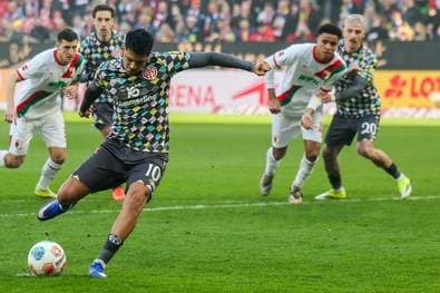 Augsburg schimpft nach umstrittenen Elfmeter