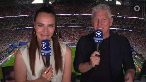 Esther Sedlaczek (l.) und Bastian Schweinsteiger begleiten für die ARD die WM
