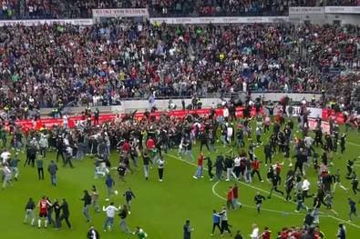 Platzsturm! Fan-Ekstase bei Aufstieg