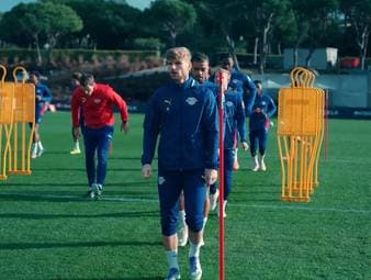 RB Leipzig muss gegen Mainz wieder zurück in die Spur finden. Währenddessen ist der Abgang von Timo Werner in die USA zwar fix, der Angreifer darf aber weiterhin bei RB trainieren. Trainer Ole Werner erklärt den Grund.