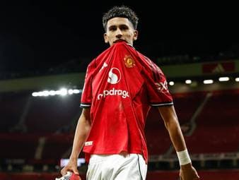 Der 15-jährige JJ Gabriel von Manchester United könnte vor einem überraschenden Abschied stehen. Auch der FC Bayern und weitere Topklubs sollen die Situation beobachten.