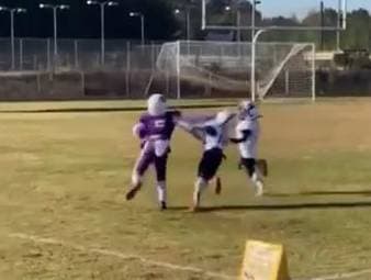 Ein 6-Jähriger Running Back sorgte mit einem spektakulären Touchdown-Lauf für Aufsehen. Sein unglaublicher Lauf erinnert an NFL- Star Derrick Henry.