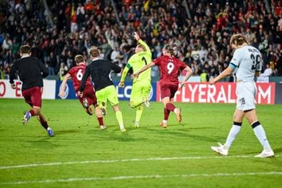 Sensation perfekt! Favorit verschießt ALLE Elfmeter