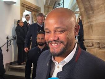 SPORT1-Chefreporter Stefan Kumberger konfrontiert Vincent Kompany mit der Information, dass der Bayern-Trainer die Meisterschale zuhause vergessen habe. Der Belgier reagiert amüsiert - und gibt das Malheur zu.
