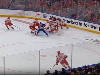 Leon Draisaitl kehrt nach einer fünfwöchigen Verletzungspause zurück und liefert im Playoff-Spiel gegen die Ducks zwei Vorlagen. Damit verhilft er den Oilers zu einem 4:3-Sieg.