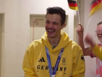Philipp Raimund gewinnt bei Olympia Gold im Springen von der Normalschanze. Im deutschen Haus feiert er seinen Sieg mit dem Team und wählt rührende Worte.