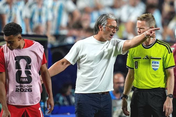 Schweiz-Coach tobt wegen Platzverweis
