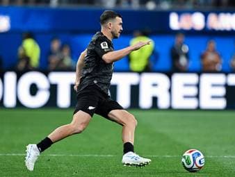 Kurz vor dem Start der Fußball-Weltmeisterschaft wurde der Neuseeländer Tim Payne in den sozialen Medien zum viralen Hit. Lutz Pfannenstiel nimmt die fußballerischen Grenzen des plötzlich weltbekannten Außenverteidigers genauer unter die Lupe.