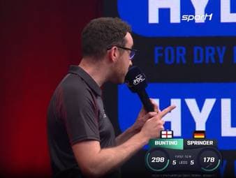 Niko Springer zeigt gegen Stephen Bunting eine bärenstarke Leistung und zieht ins Achtelfinale der European Darts Trophy ein. Im Decider muss der Caller eingreifen und das Göttinger Publikum aufgrund von Pfiffen gegen Bunting ermahnen.