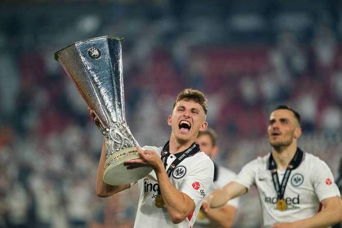Transferticker: Eintracht-Held vor Schalke-Wechsel