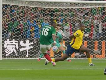 Julian Quinones ebnet Mexiko mit einem sehenswerten Treffer den Weg ins Achtelfinale - sein 1:0 gegen Ecuador ist eine echte Fackel.