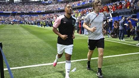 Youri Tielemans (l.) verletzte sich beim Aufwärmprogramm