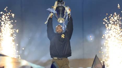 Kompany mit dem alten Meisterpokal in Manchester