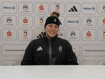 Daniela Maier überzeugte beim Freestyle-Skiing mit einer goldreifen Performance. Beim Feiern stach vor allem ein Getränk besonders hervor. Die 29-Jährige erklärt, was es damit auf sich hat.