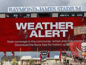Die Cleveland Browns führen knapp bei den Tampa Bay Buccaneers, es sind noch gut 2min auf der Uhr. Doch dann zucken Blitze über dem Raymond James Stadium, die NFL zieht die Reißlinie.