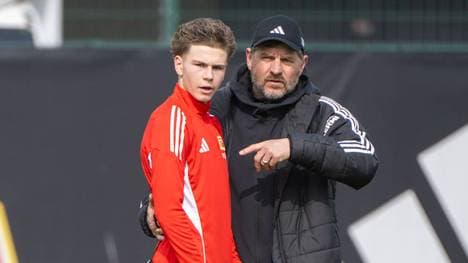 Linus Güther (l.) erhält im Training Anweisungen von Steffen Baumgart (r.)