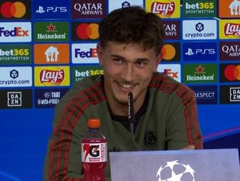 Tom Bischof spricht über das Verhältnis zu Aleksandar Pavlovic und Lennart Karl. Zudem verrät er wer der beste Uno-Spieler des Trios ist.