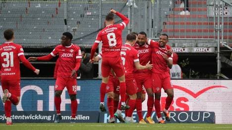  Die Spieler der Würzburger Kickers bejubeln ihr Tor