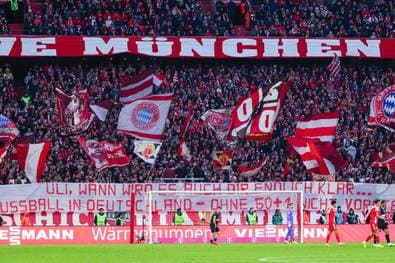 Bayern-Fans stellen sich gegen Hoeneß