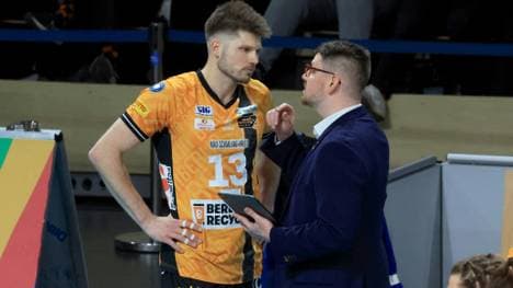 Berlins Ruben Schott (l.) im Gespräch mit Trainer Steuerwald