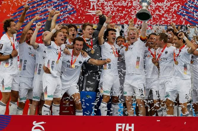 Hockey-Bundestrainer mit Party-Befehl