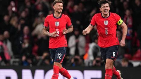 Harry Maguire (r.) verlängert seinen Vertrag in Manchester